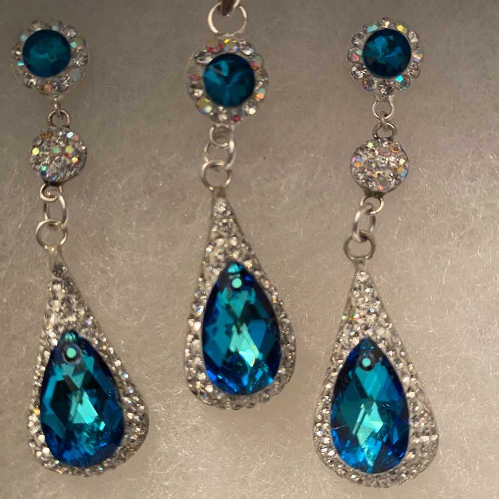 Set of earrings and pendant in Swarovski crystals
